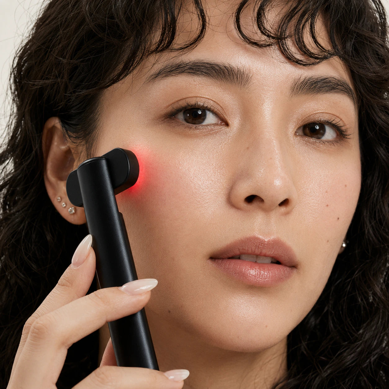 目もとLED・EMS美顔器 — 1台4役のエイジングケアスティック