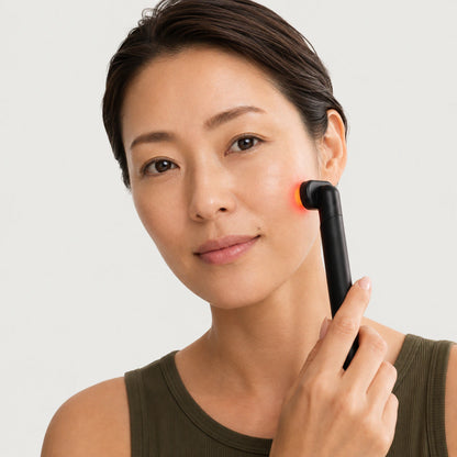 目もとLED・EMS美顔器 — 1台4役のエイジングケアスティック